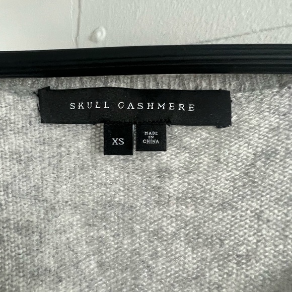 Skull Cashmere 100% cashmere short sleeve grey with skull on back. Size XS - Picture 2 of 3